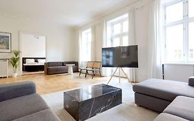 Moderen And Sleek 3Br With Bath By The Lakes And Metro