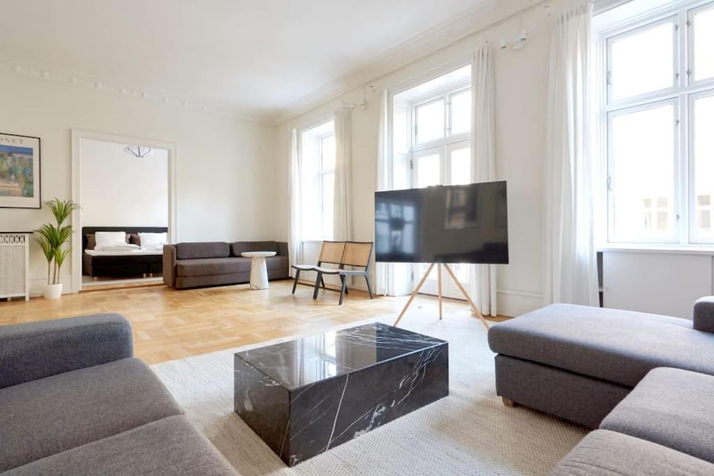 Moderen And Sleek 3Br With Bath By The Lakes And Metro Copenaghen Esterno foto