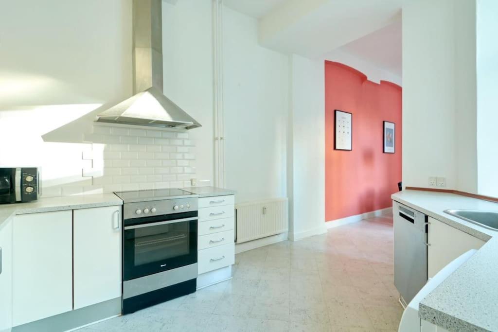 Moderen And Sleek 3Br With Bath By The Lakes And Metro Copenaghen Esterno foto